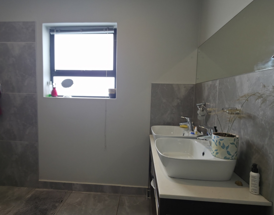 5 Bedroom Property for Sale in Noorsekloof Eastern Cape